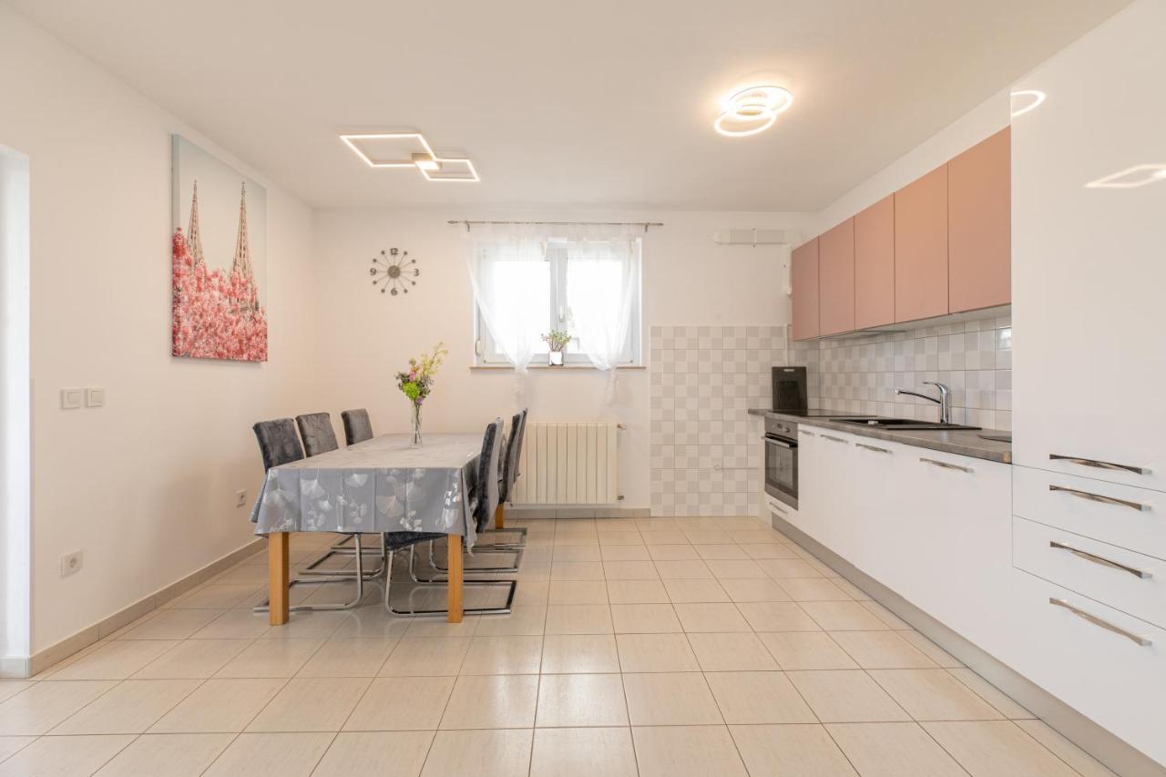 Apartments Tina Stinjan Пула Екстериор снимка