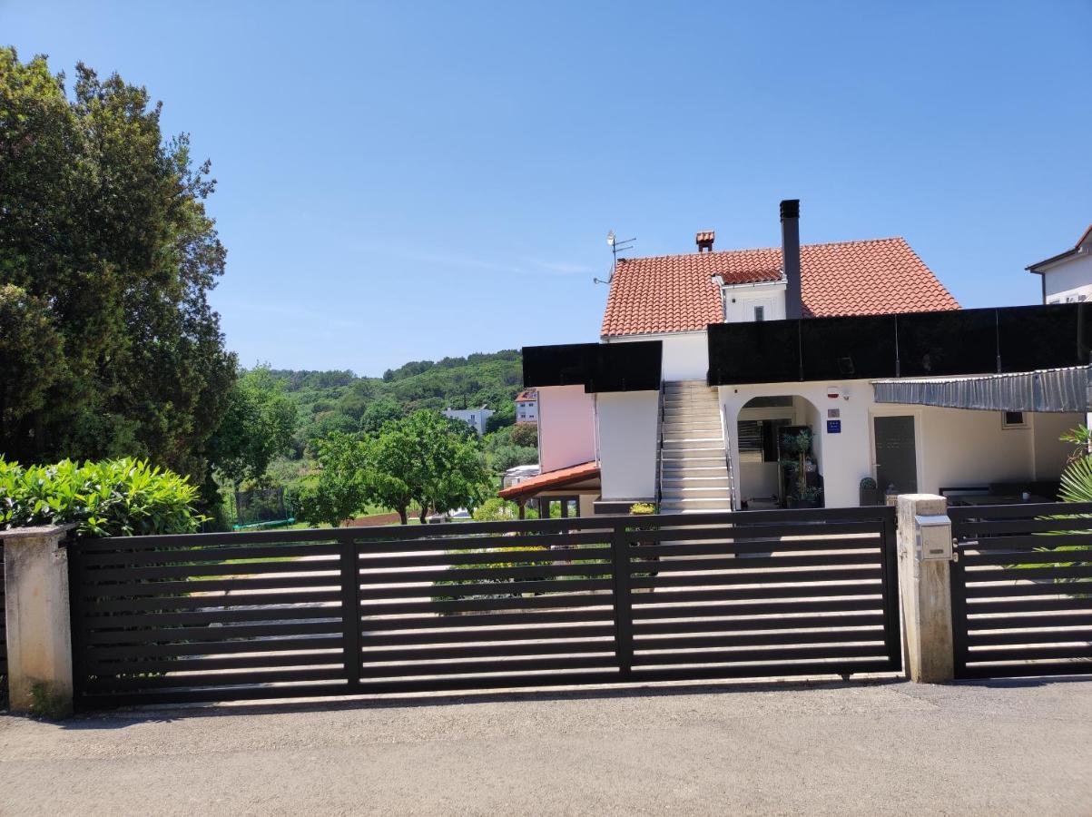 Apartments Tina Stinjan Пула Екстериор снимка